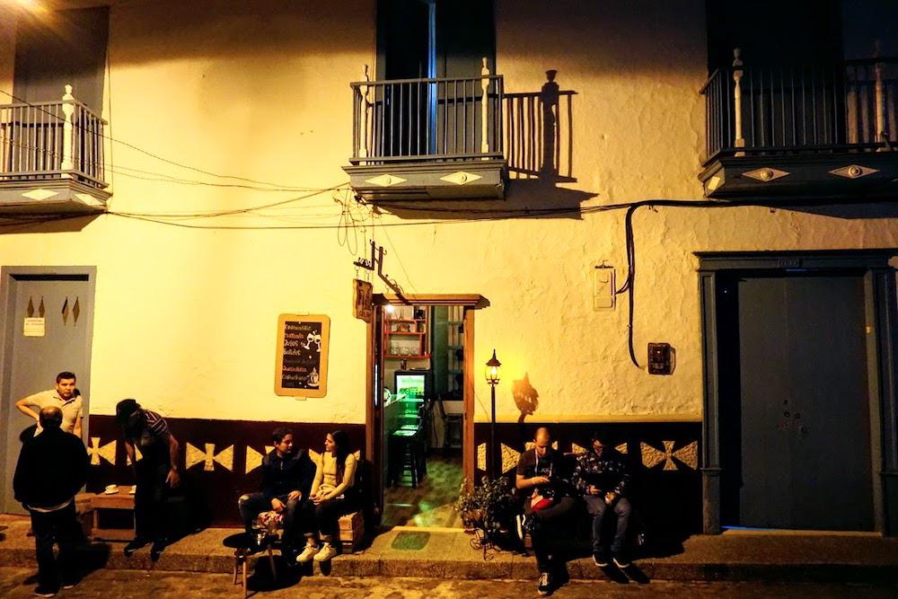 Comensales sentados en la entrada de El Farol Café Bar Comensales sentados en la entrada de El Farol Café Bar